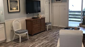 Smart-tv, een dvd-speler, boeken en een filmbibliotheek