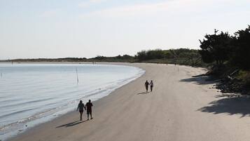 En la playa, sillas reclinables de playa, toallas de playa