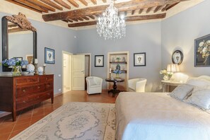 10 bedrooms, iron/ironing board, bed sheets
