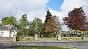A gated entrance with a sign reading "Gleneagles" and a statue in the center. - 2 bedroom accommodation in Auchterarder (Auchterarder)