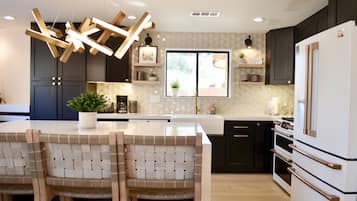 Een koelkast, een magnetron, een oven, een kookplaat