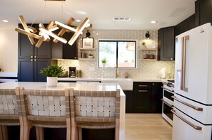 Fridge, microwave, oven, stovetop - 🏜4 KING SUITES w/ private baths 🏜 SPA 🏜REMODELED🏜 (Sedona)