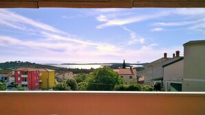Vista de una zona residencial con edificios y una masa de agua al fondo.