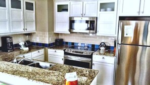 Mikrowelle, Geschirrspüler, Wasserkocher mit Kaffee-/Teezubehör