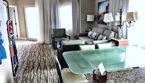 Fernseher, Kamin, Tischtennisplatte