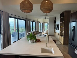 智能电视、DVD 播放器、书、影片库