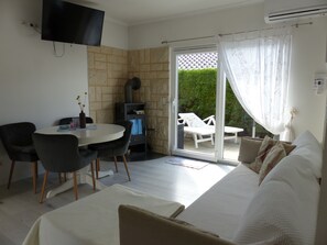 TV, fireplace, books - House Ostseemuschel, 1 minute walk to the beach, 2 terraces and sauna (Hohenkirchen)