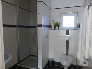 Ensemble douche/baignoire, sèche-cheveux, savon, papier toilette