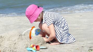 Perto da praia, espreguiçadeiras