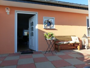 Terrace/patio - House Ostseemuschel, 1 minute walk to the beach, 2 terraces and sauna (Hohenkirchen)