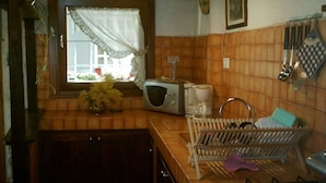 A kitchen with a microwave, toaster, and sink. - Oasis in ROME NORTH (Roma)