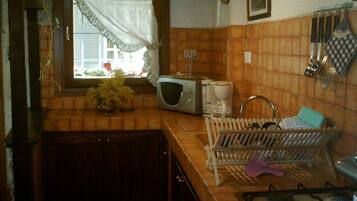 Réfrigérateur, micro-ondes, plaque de cuisson, cafetière/bouilloire