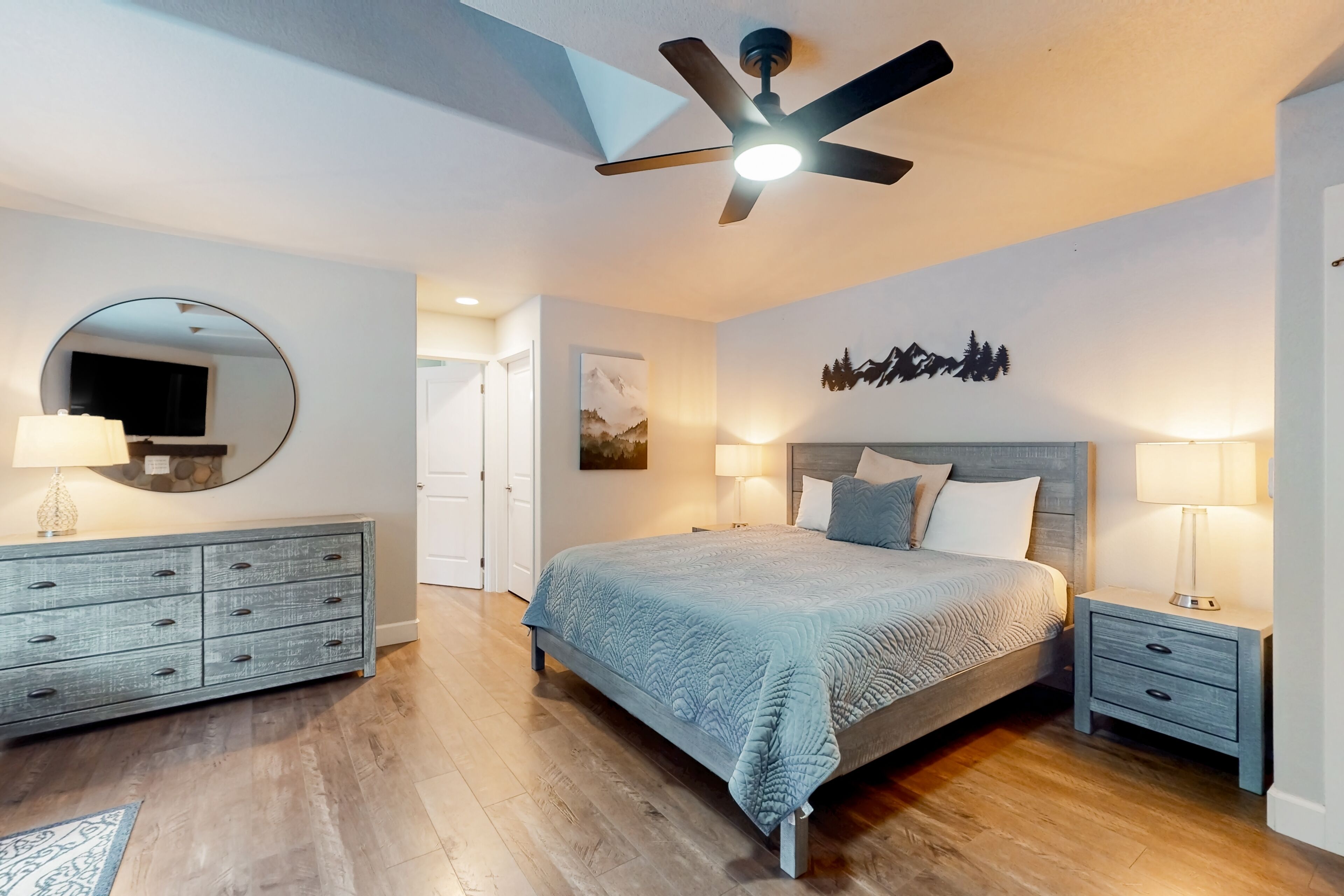 4 室のベッドルーム、アイロン / アイロン台、インターネットアクセス (無料)、ベッドシーツ