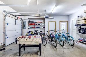 Interior - Spacious home w/ private hot tub, Ping-Pong (Sunriver)