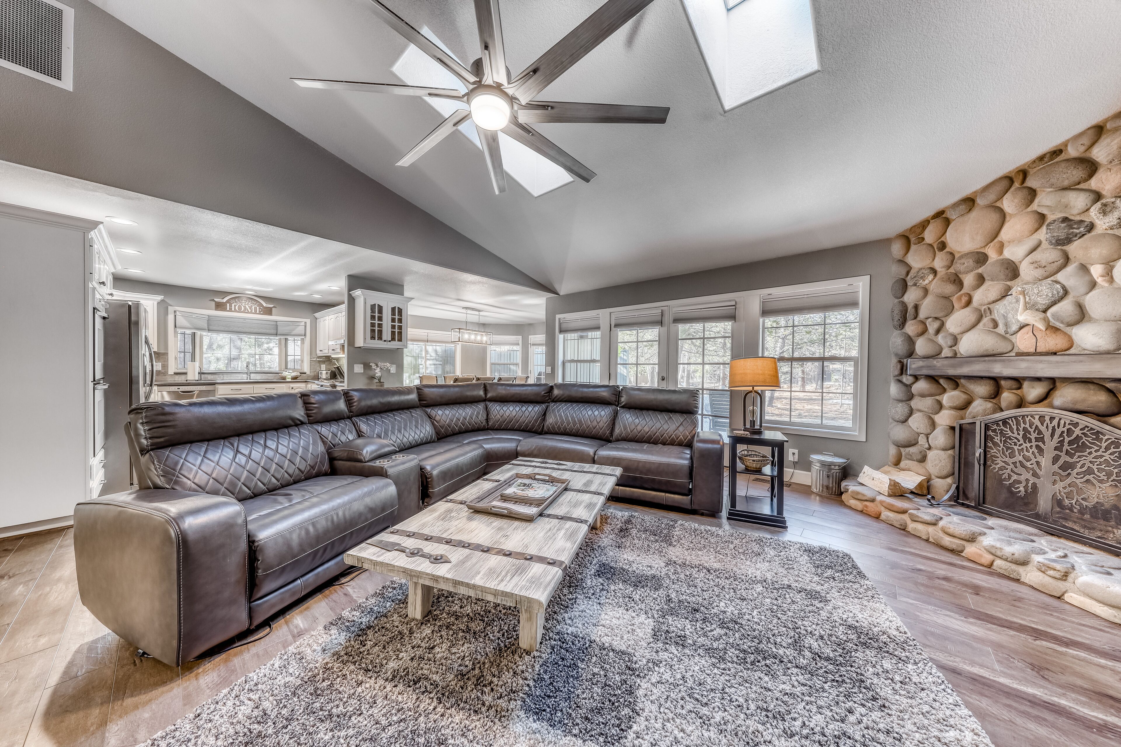 テレビ、暖炉、DVD プレーヤー、テーブルサッカー台