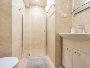 Regadera, secadora de cabello, toallas, jabón 