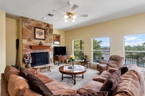 TV, caminetto, tavolo da ping pong