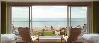 Split nivå beachfront leilighet med fantastisk havutsikt