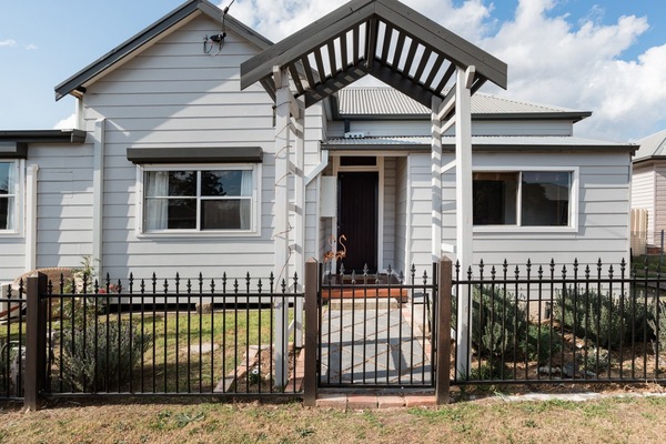 Stylish 3 bedroom house, minutes from Hunter Valley wineries.