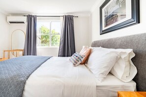 3 bedrooms, iron/ironing board, free WiFi, bed sheets - Flamingo House - 7 mins to Pokolbin wineries, dog friendly, fully fenced (Cessnock)