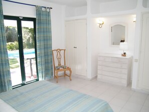 5 bedrooms, in-room safe, iron/ironing board, travel cot