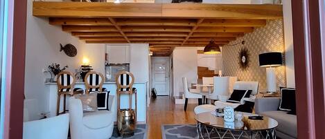 Smart-TV, Bücher, Stereoanlage