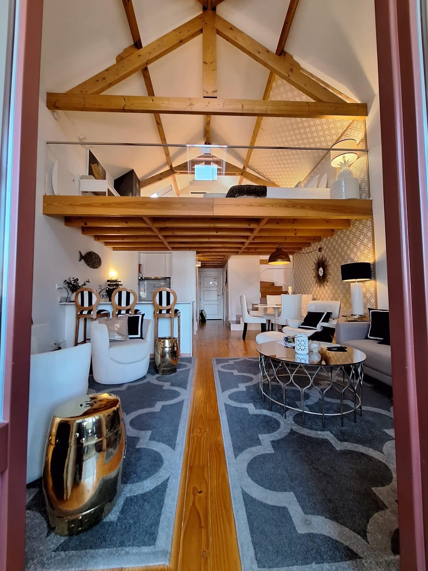 Smart TV, books, stereo