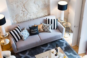 Smart-TV, Bücher, Stereoanlage