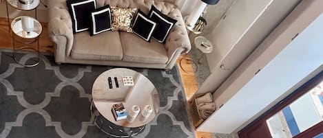 TV connectée, livres, chaîne hi-fi