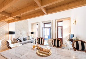 Dining - Oporto Golden Apartment - your luxury choice in the Heart of Porto (Porto)