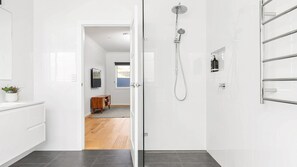 Badekar, regndusjhode, hårføner og håndklær