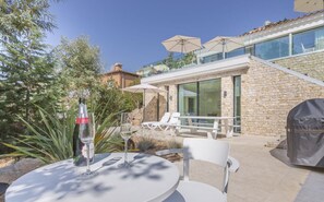 Outdoor dining - Villa la Dolça with infinity pool, free WIFI, Air Conditioning and seaview. (Calonge)