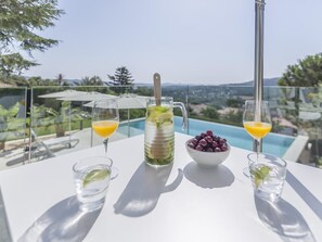 Outdoor dining - Villa la Dolça with infinity pool, free WIFI, Air Conditioning and seaview. (Calonge)