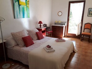 3 bedrooms, iron/ironing board, free WiFi - Beautiful large swimming pool reserved for Residents and Renters + Car Charging Station. (Mérindol)