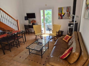 A living room with a sofa, chairs, a coffee table, a TV, and a fireplace. - Provencal house in the heart of the Luberon with garden and large swimming pool (Mérindol)