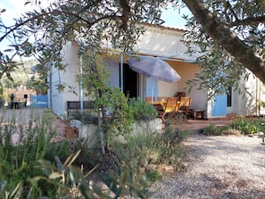 Outdoor dining - Beautiful large swimming pool reserved for Residents and Renters + Car Charging Station. (Mérindol)