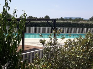 Pool - Beautiful large swimming pool reserved for Residents and Renters + Car Charging Station. (Mérindol)