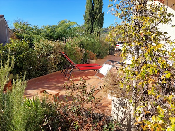 Property grounds - Beautiful large swimming pool reserved for Residents and Renters + Car Charging Station. (Mérindol)