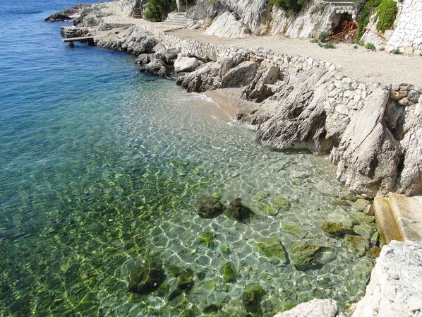 Beach nearby - Holiday flat with balcony and sea view (Primošten)