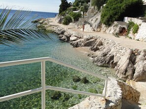Property grounds - Holiday flat with balcony and sea view (Primošten)