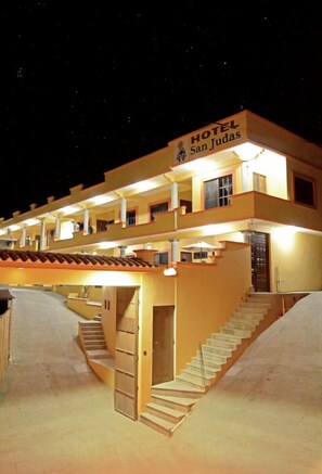 Vista frontal de la propiedad