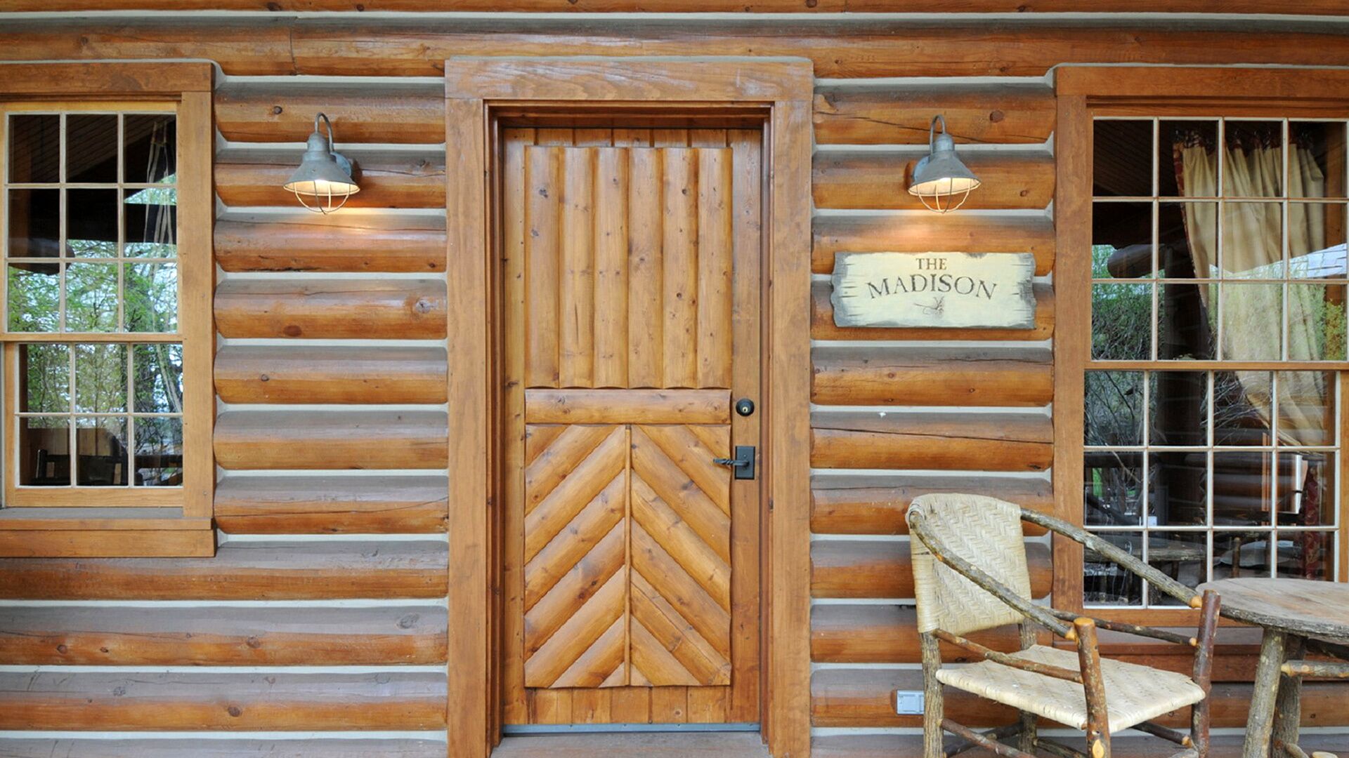 Madison – Cozy Log Cabin in the Madison River Valley w/ Shared Outdoor Pool