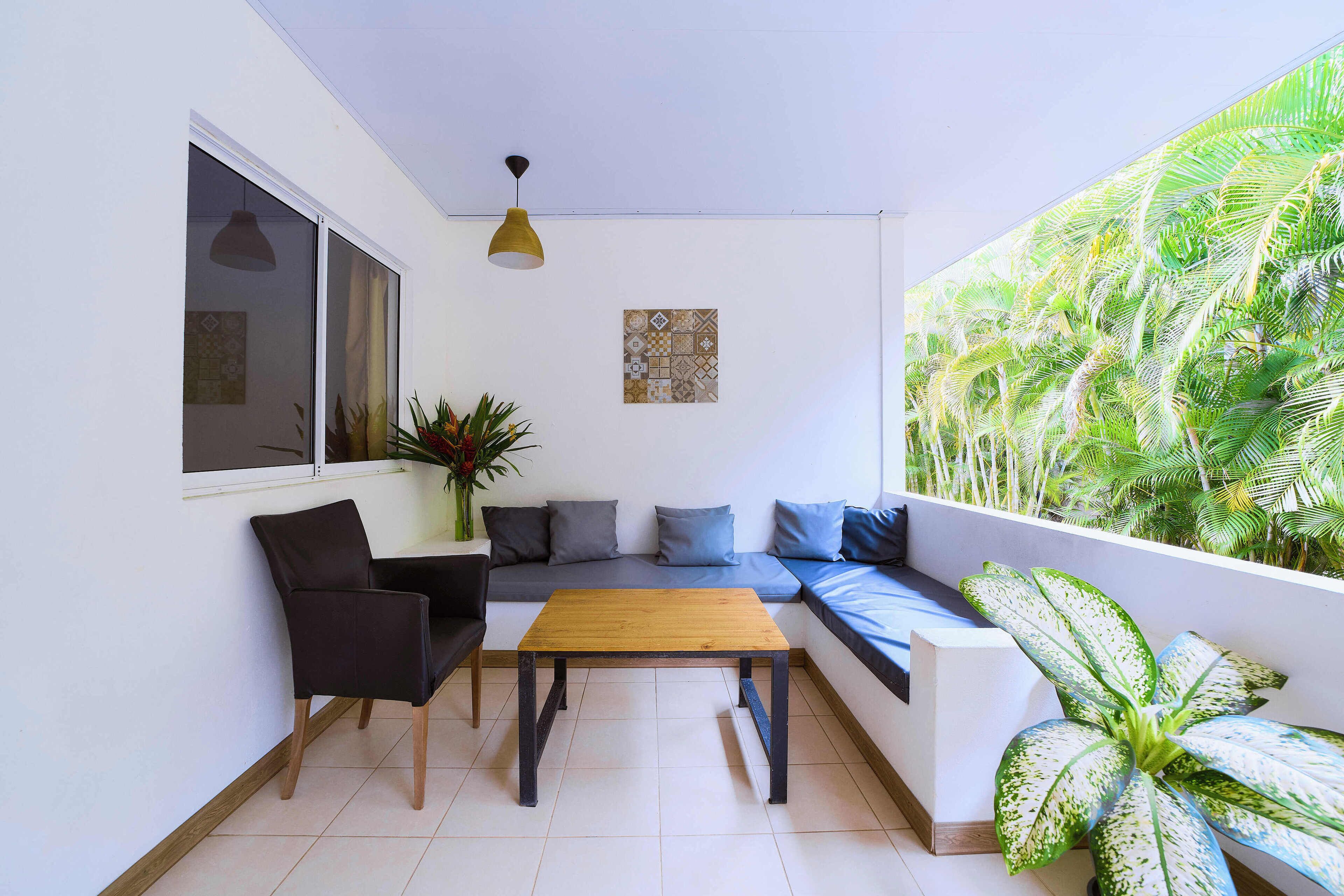 Una sala de estar moderna con un sofá, una mesa de centro y un sillón.