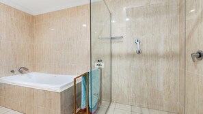 Baignoire, séchoir à cheveux, serviettes fournies