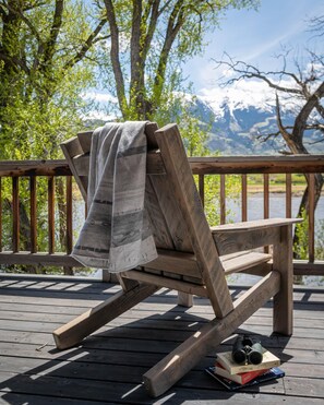 Property grounds - The beautiful trout house on the Yellowstone River (Emigrant)