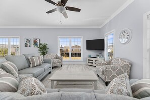 スマートテレビ、テーブルサッカー台、書庫