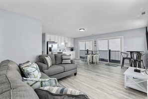 スマートテレビ、テーブルサッカー台、書庫