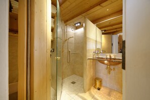 Dusche, Haartrockner, Handtücher, Seife