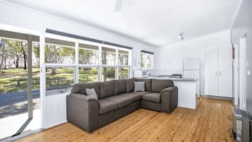 Comfort huisje, gedeeltelijk uitzicht op meer | Woonruimte | Een flatscreentelevisie