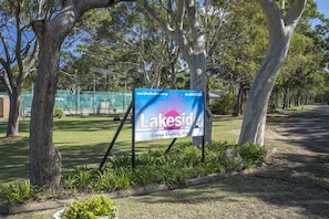 Placa para cabanas Lakeside e vila de férias.